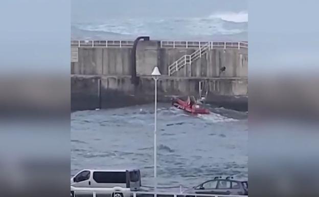 Cuatro jóvenes caen al mar desde el Muelle Nuevo de Luarca al ser arrastrados por una ola